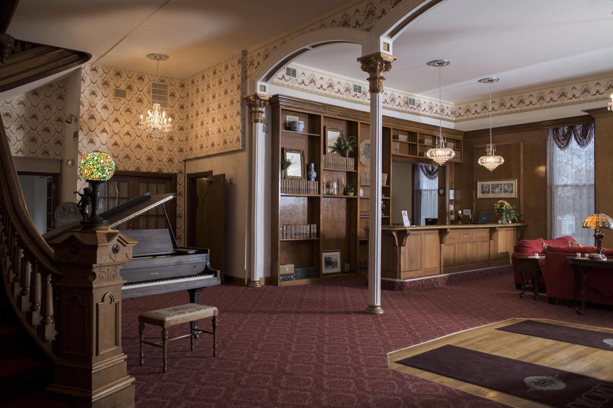Decker Hotel & Bar Maquoketa Bagian luar foto
