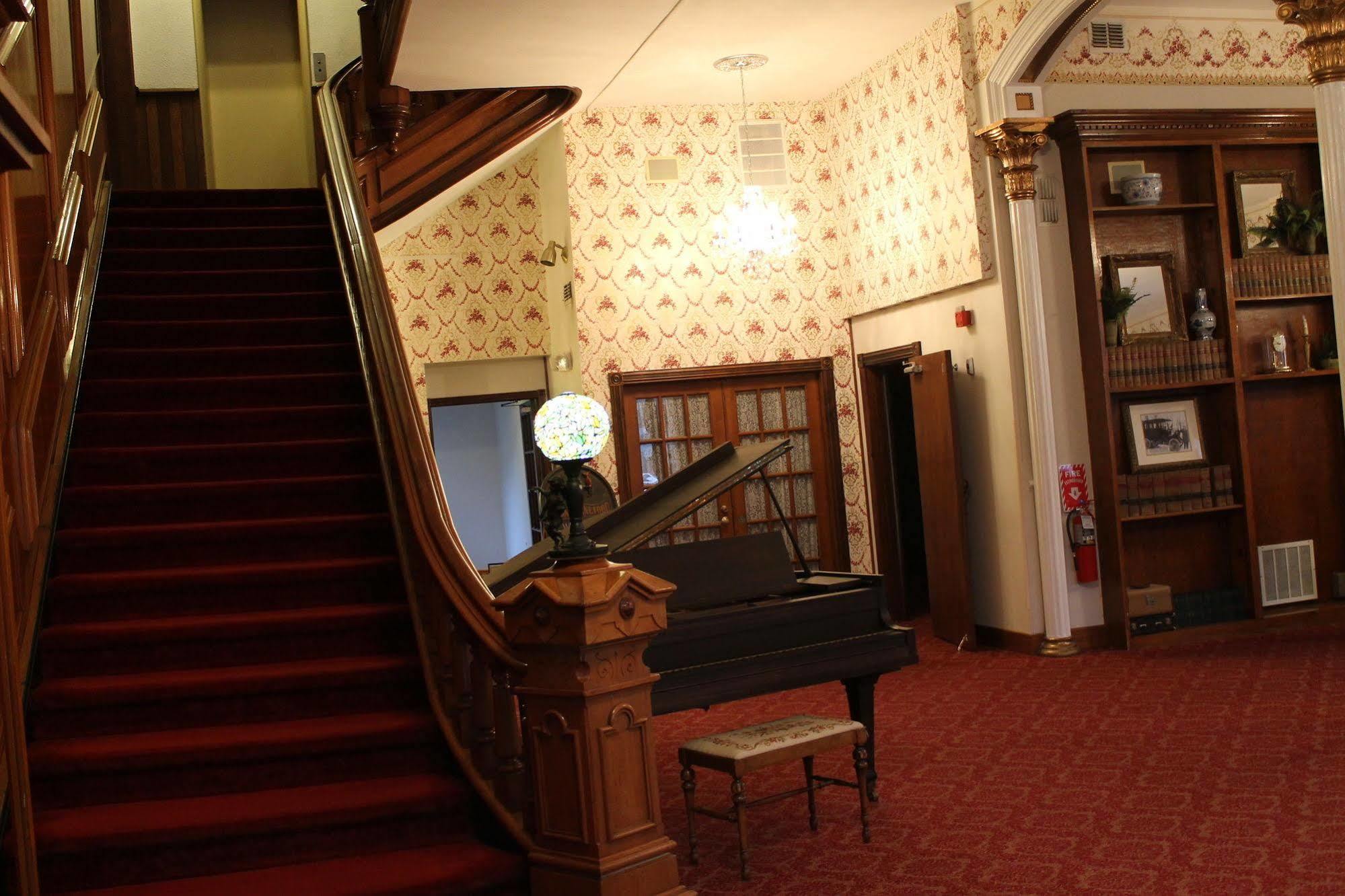 Decker Hotel & Bar Maquoketa Bagian luar foto