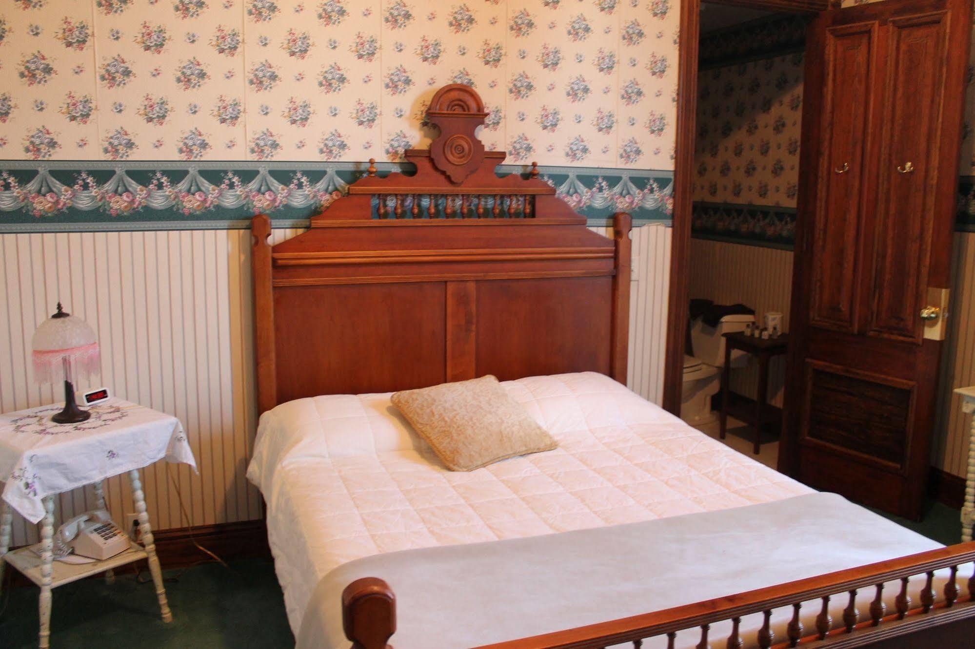 Decker Hotel & Bar Maquoketa Bagian luar foto