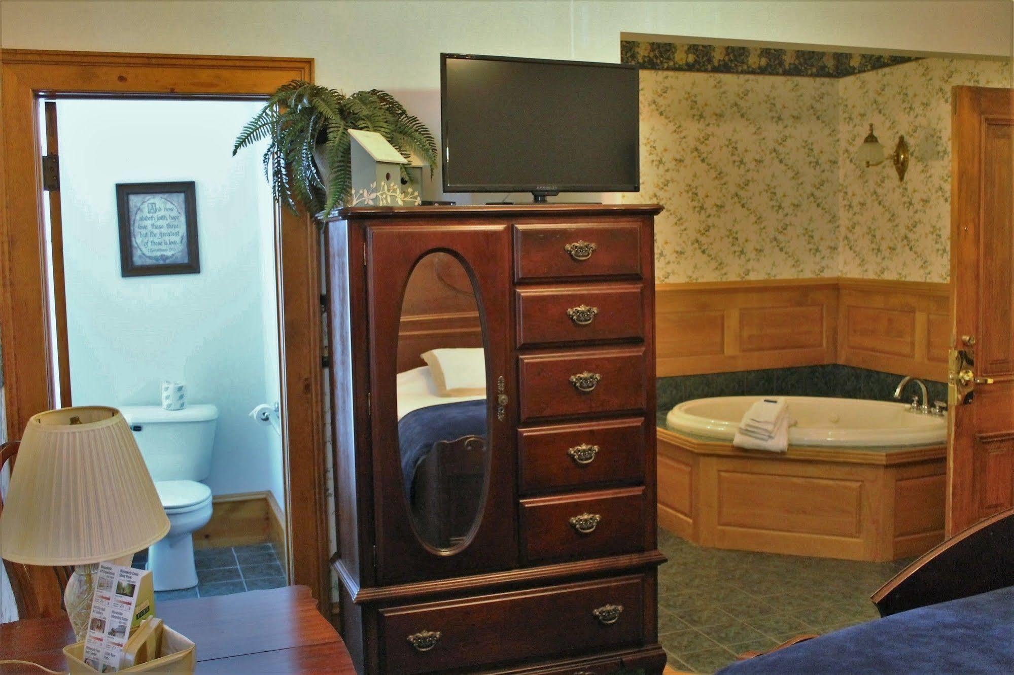 Decker Hotel & Bar Maquoketa Bagian luar foto